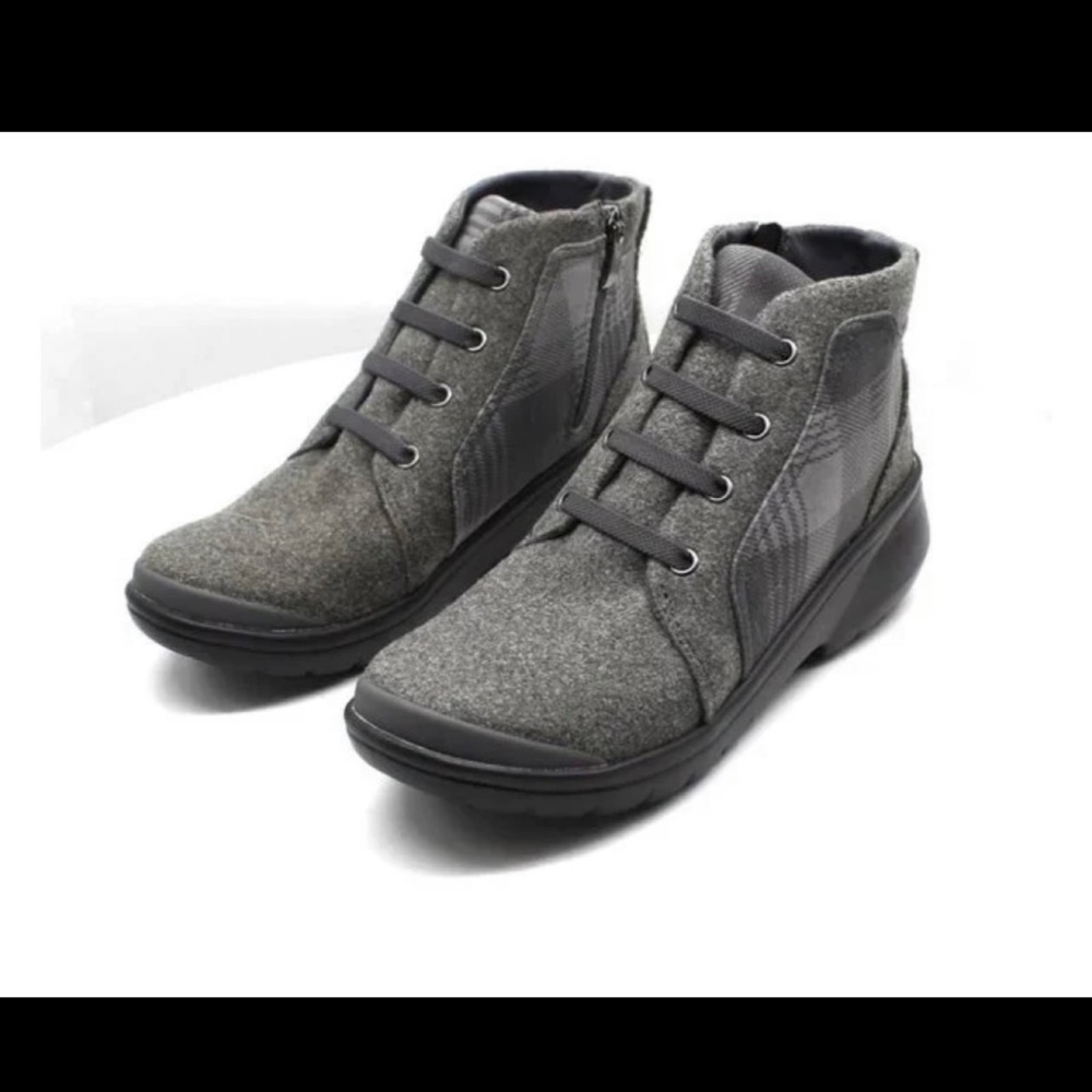 Bzees Kick Back Washable Booties 9M gray plaid